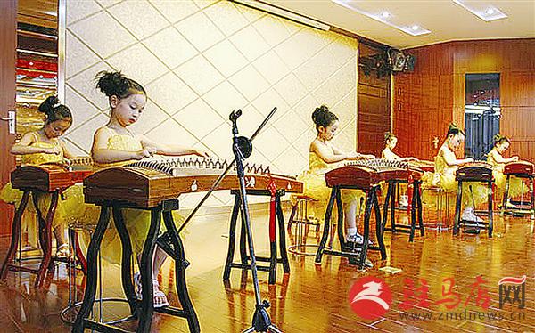 北大公学实验学校学生古筝弹奏表演.jpg
