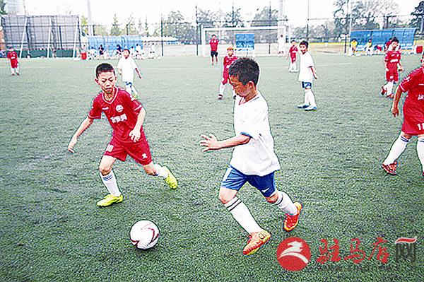 北大公学实验学校学生在进行足球训练.jpg
