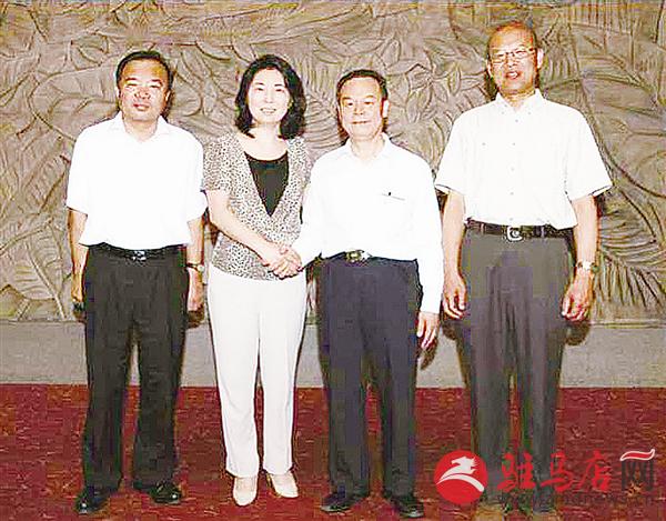 北大公学董事总经理李敬(左二)与北京大学前任校长周其凤(左三),王恩哥(左四)及常务副书记张彦合影.jpg