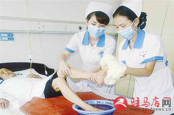 图护士在为患者洗衣脚.jpg